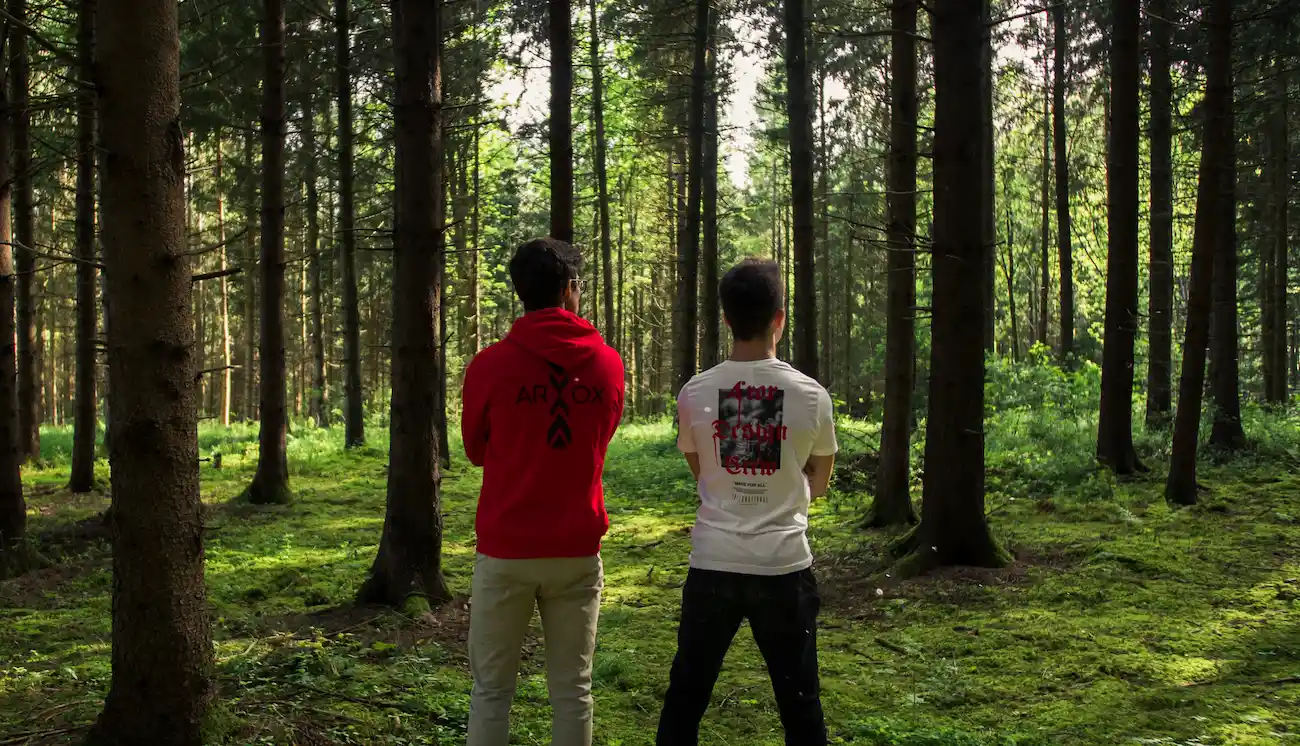 2 Männer im Wald