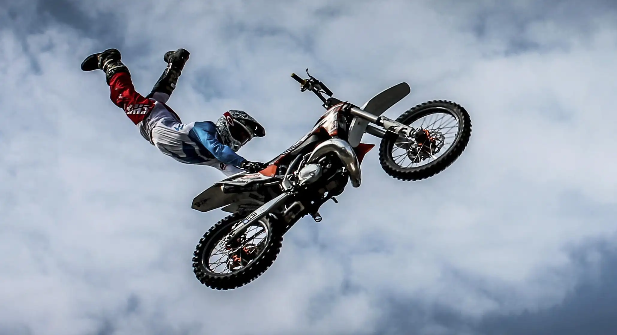 Motorradfahrer springt mit Motocross in der Luft